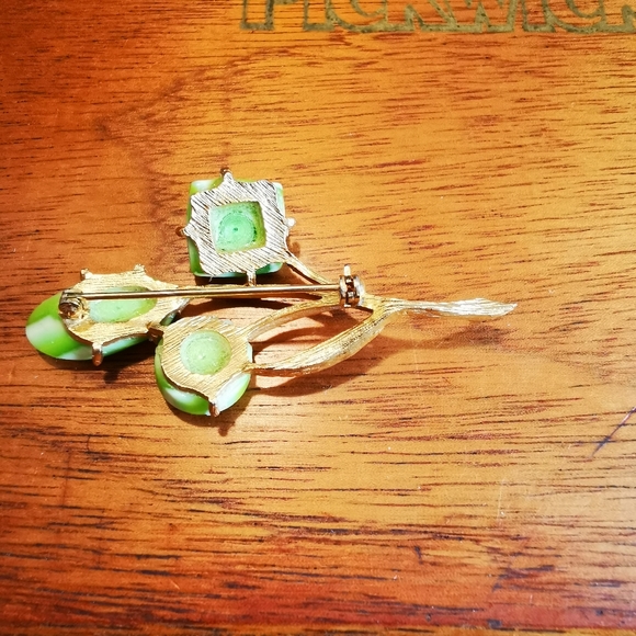 Gold Tone and Green Swirl Acrylic Floral Brooch - Picture 6 of 13